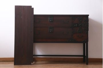 アンティーク家具　和製アンティーク　前面ケヤキ材　上手物　凝った金具が重厚感を漂わせる時代箪笥サイドボード(引き出し、チェスト)
