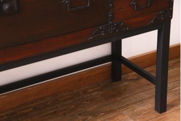 アンティーク家具　和製アンティーク　前面ケヤキ材　上手物　凝った金具が重厚感を漂わせる時代箪笥サイドボード(引き出し、チェスト)