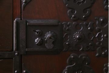 アンティーク家具　和製アンティーク　前面ケヤキ材　上手物　凝った金具が重厚感を漂わせる時代箪笥サイドボード(引き出し、チェスト)