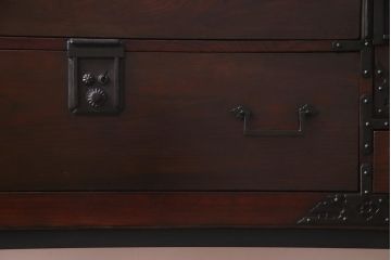 アンティーク家具　和製アンティーク　前面ケヤキ材　上手物　凝った金具が重厚感を漂わせる時代箪笥サイドボード(引き出し、チェスト)