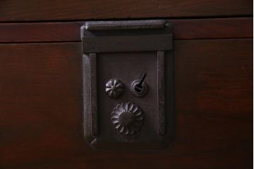 アンティーク家具　和製アンティーク　前面ケヤキ材　上手物　凝った金具が重厚感を漂わせる時代箪笥サイドボード(引き出し、チェスト)