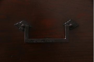 アンティーク家具　和製アンティーク　前面ケヤキ材　上手物　凝った金具が重厚感を漂わせる時代箪笥サイドボード(引き出し、チェスト)