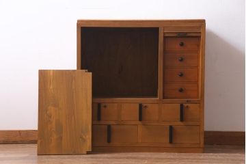 レトロ家具　昭和中期　ダイヤガラス入り　シャッター扉が珍しいレトロモダンな収納棚(戸棚、引き出し)