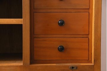レトロ家具　昭和中期　ダイヤガラス入り　シャッター扉が珍しいレトロモダンな収納棚(戸棚、引き出し)