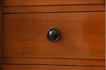 レトロ家具　昭和中期　ダイヤガラス入り　シャッター扉が珍しいレトロモダンな収納棚(戸棚、引き出し)