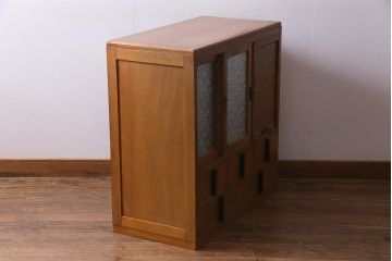 レトロ家具　昭和中期　ダイヤガラス入り　シャッター扉が珍しいレトロモダンな収納棚(戸棚、引き出し)