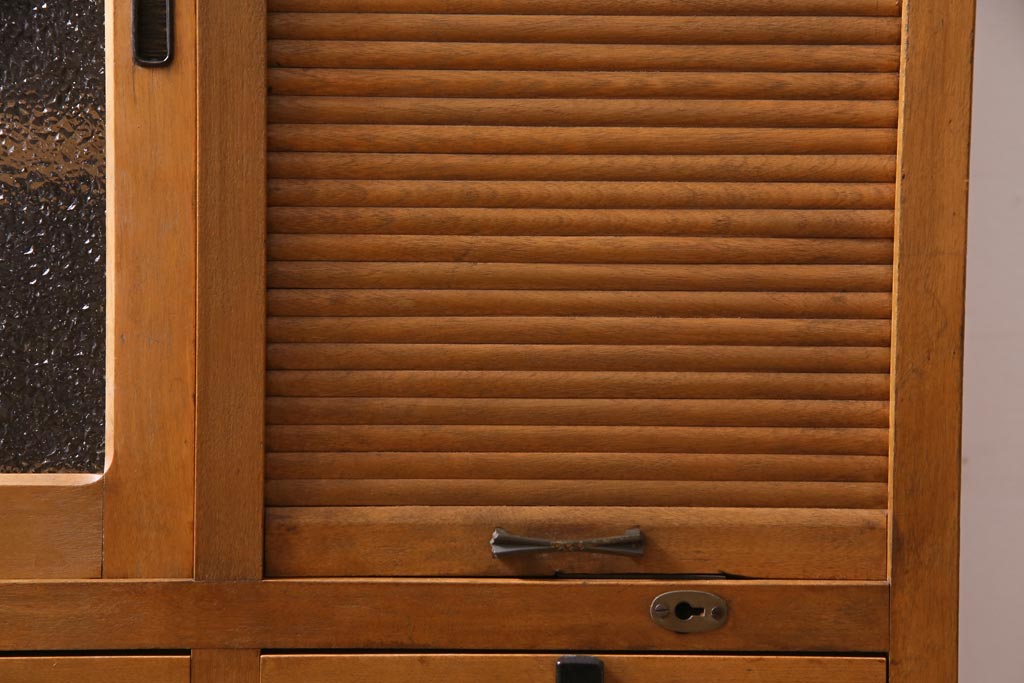 レトロ家具　昭和中期　ダイヤガラス入り　シャッター扉が珍しいレトロモダンな収納棚(戸棚、引き出し)