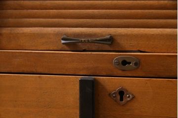 レトロ家具　昭和中期　ダイヤガラス入り　シャッター扉が珍しいレトロモダンな収納棚(戸棚、引き出し)