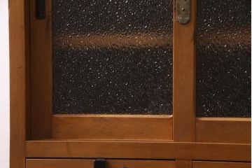 レトロ家具　昭和中期　ダイヤガラス入り　シャッター扉が珍しいレトロモダンな収納棚(戸棚、引き出し)