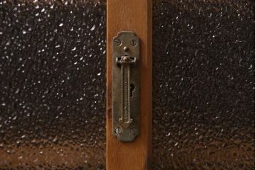 レトロ家具　昭和中期　ダイヤガラス入り　シャッター扉が珍しいレトロモダンな収納棚(戸棚、引き出し)