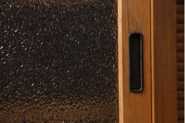 レトロ家具　昭和中期　ダイヤガラス入り　シャッター扉が珍しいレトロモダンな収納棚(戸棚、引き出し)