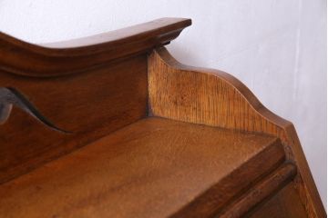 アンティーク家具　イギリスアンティーク　オーク材　コンパクトな大きさが取り入れやすいビューロー(簿記机、収納棚)
