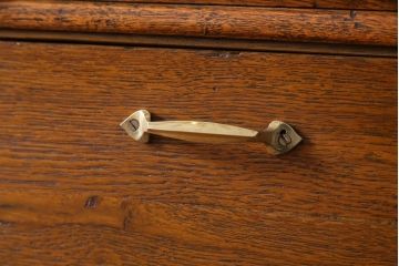 アンティーク家具　イギリスアンティーク　オーク材　コンパクトな大きさが取り入れやすいビューロー(簿記机、収納棚)