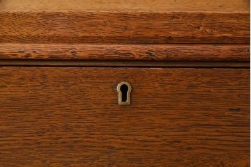 アンティーク家具　イギリスアンティーク　オーク材　コンパクトな大きさが取り入れやすいビューロー(簿記机、収納棚)