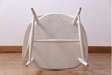 ヴィンテージ家具　イギリスビンテージ　ERCOL(アーコール)  淡いペイントカラーが愛らしいラウンジチェア(椅子、アームチェア)