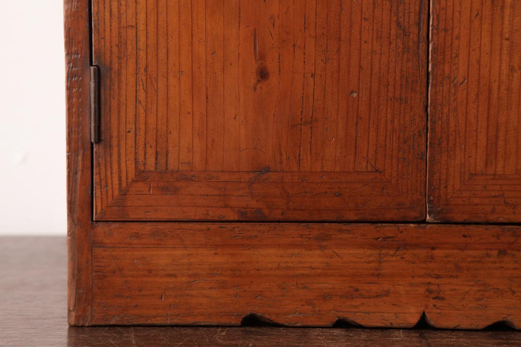 レトロ家具　昭和レトロ　卓上サイズが可愛らしい扉付き書類ケース(戸棚)