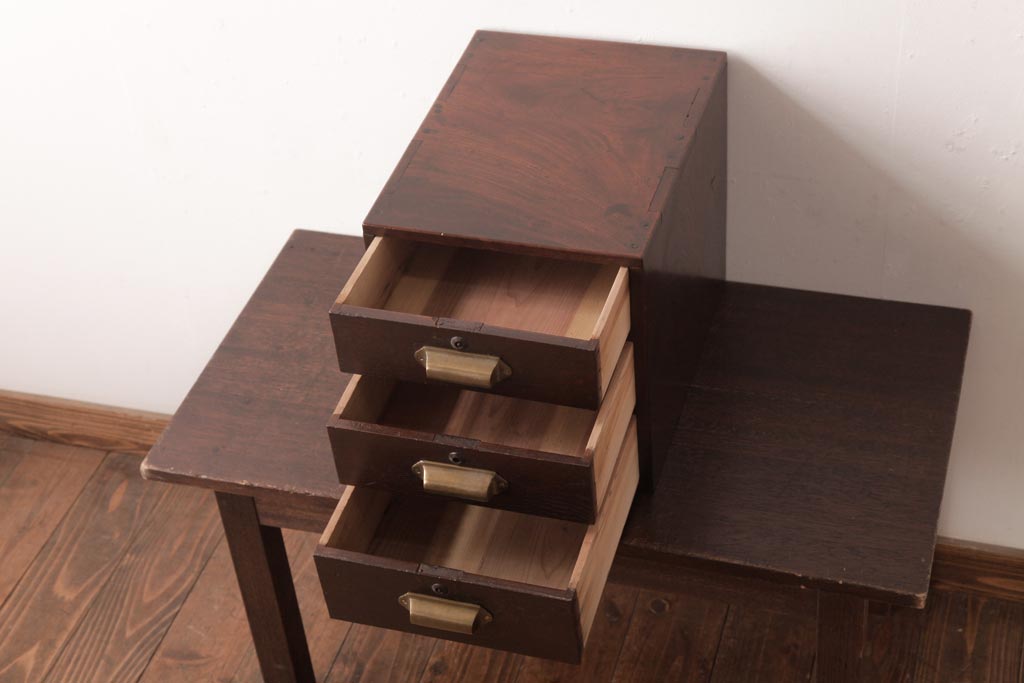 アンティーク家具　和製アンティーク　総ケヤキ材　堂々とした風格のある小引き出し(小物収納、卓上収納)