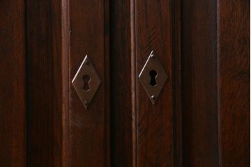 アンティーク家具　ヨーロッパ　オーク材　重厚な色味と佇まいが魅力の重ねキャビネット(飾り棚、ガラスケース)