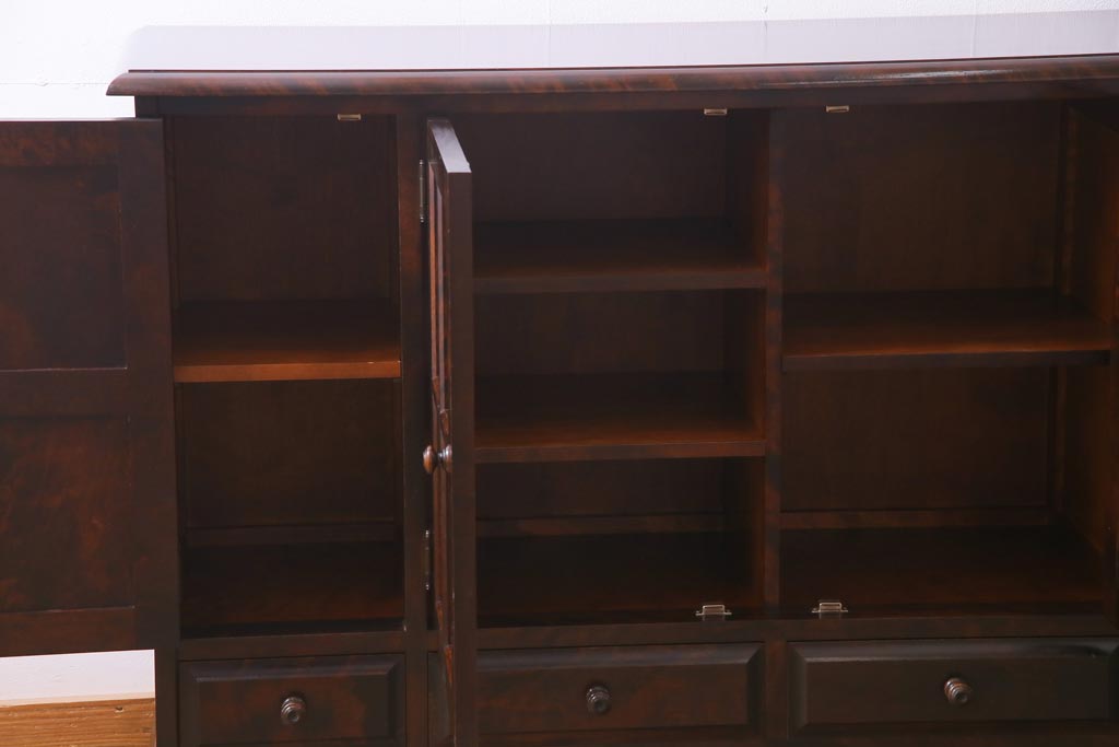 中古　北海道民芸家具　#138　落ち着いた色味のクラシカルなサイドボード(キャビネット、収納棚、戸棚)(2)