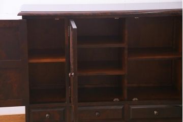 中古　北海道民芸家具　#138　落ち着いた色味のクラシカルなサイドボード(キャビネット、収納棚、戸棚)(2)