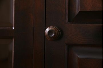 中古　北海道民芸家具　#138　落ち着いた色味のクラシカルなサイドボード(キャビネット、収納棚、戸棚)(2)