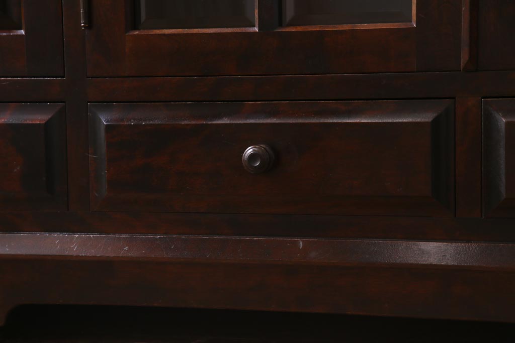 中古　北海道民芸家具　#138　落ち着いた色味のクラシカルなサイドボード(キャビネット、収納棚、戸棚)(2)