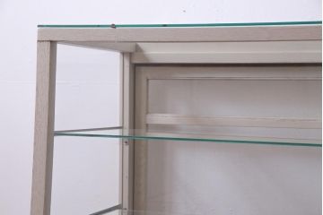 ペイント家具　台形タイプ　脚付リメイク　空間を明るく演出するガラスケース(ショーケース、陳列棚、飾り棚)