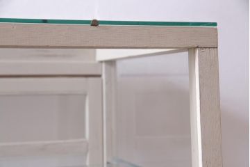 ペイント家具　台形タイプ　脚付リメイク　空間を明るく演出するガラスケース(ショーケース、陳列棚、飾り棚)