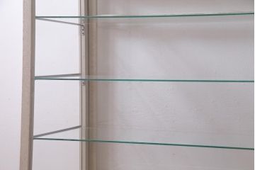 ペイント家具　台形タイプ　脚付リメイク　空間を明るく演出するガラスケース(ショーケース、陳列棚、飾り棚)