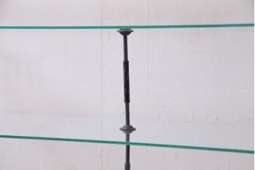 ペイント家具　台形タイプ　脚付リメイク　空間を明るく演出するガラスケース(ショーケース、陳列棚、飾り棚)