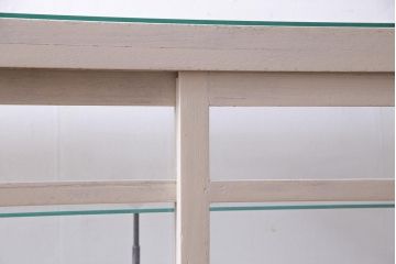 ペイント家具　台形タイプ　脚付リメイク　空間を明るく演出するガラスケース(ショーケース、陳列棚、飾り棚)
