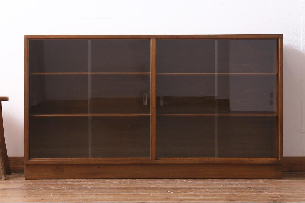 ヴィンテージ家具　北欧ビンテージ　チーク材　シンプルでレトロなガラス引き戸のキャビネット(本箱、ブックケース、サイドボード、飾り棚)