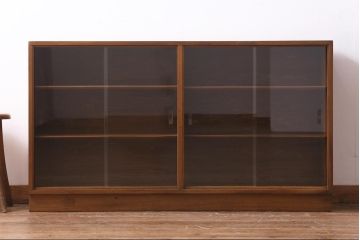 ヴィンテージ家具　北欧ビンテージ　チーク材　シンプルでレトロなガラス引き戸のキャビネット(本箱、ブックケース、サイドボード、飾り棚)