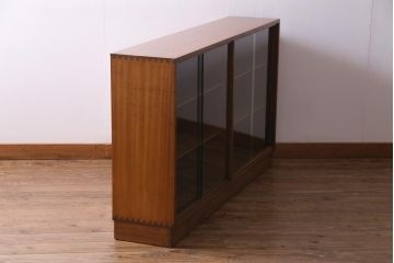 ヴィンテージ家具　北欧ビンテージ　チーク材　シンプルでレトロなガラス引き戸のキャビネット(本箱、ブックケース、サイドボード、飾り棚)