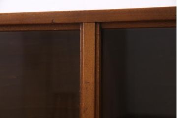 ヴィンテージ家具　北欧ビンテージ　チーク材　シンプルでレトロなガラス引き戸のキャビネット(本箱、ブックケース、サイドボード、飾り棚)