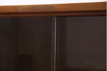 ヴィンテージ家具　北欧ビンテージ　チーク材　シンプルでレトロなガラス引き戸のキャビネット(本箱、ブックケース、サイドボード、飾り棚)