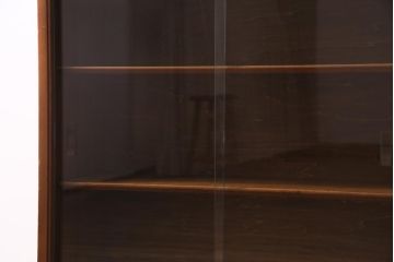 ヴィンテージ家具　北欧ビンテージ　チーク材　シンプルでレトロなガラス引き戸のキャビネット(本箱、ブックケース、サイドボード、飾り棚)