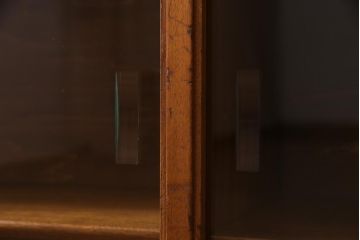ヴィンテージ家具　北欧ビンテージ　チーク材　シンプルでレトロなガラス引き戸のキャビネット(本箱、ブックケース、サイドボード、飾り棚)