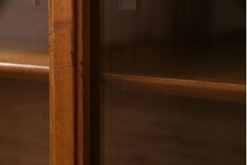 ヴィンテージ家具　北欧ビンテージ　チーク材　シンプルでレトロなガラス引き戸のキャビネット(本箱、ブックケース、サイドボード、飾り棚)