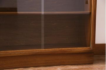 ヴィンテージ家具　北欧ビンテージ　チーク材　シンプルでレトロなガラス引き戸のキャビネット(本箱、ブックケース、サイドボード、飾り棚)