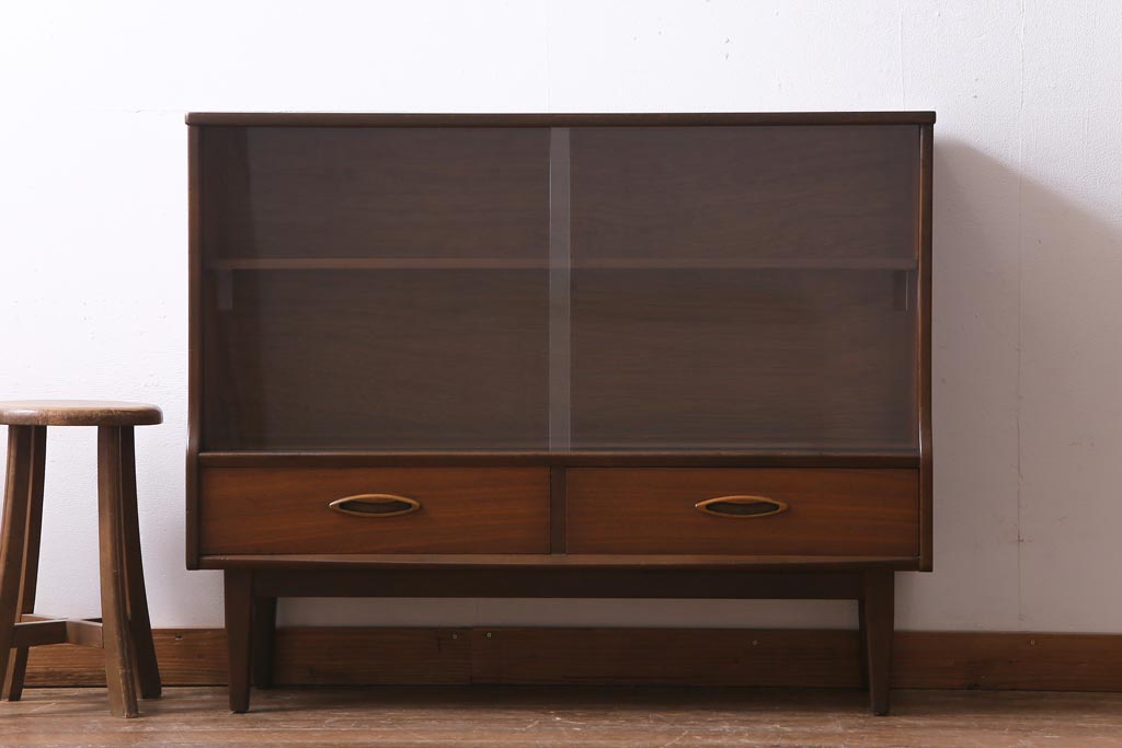 ヴィンテージ家具　北欧ビンテージ　チーク材　シンプルモダンなデザインがおしゃれなサイドボード(飾り棚)