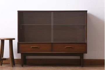 ヴィンテージ家具　北欧ビンテージ　チーク材　シンプルモダンなデザインがおしゃれなサイドボード(飾り棚)