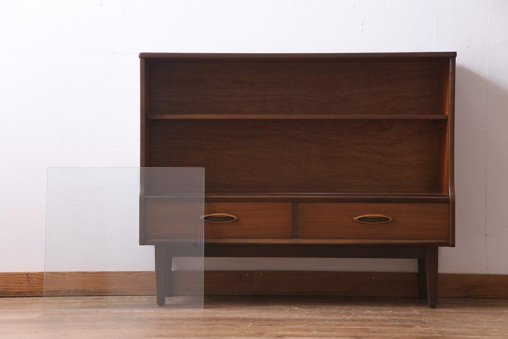 ヴィンテージ家具　北欧ビンテージ　チーク材　シンプルモダンなデザインがおしゃれなサイドボード(飾り棚)