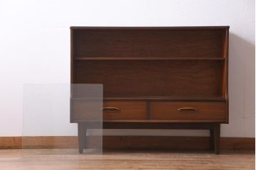 ヴィンテージ家具　北欧ビンテージ　チーク材　シンプルモダンなデザインがおしゃれなサイドボード(飾り棚)