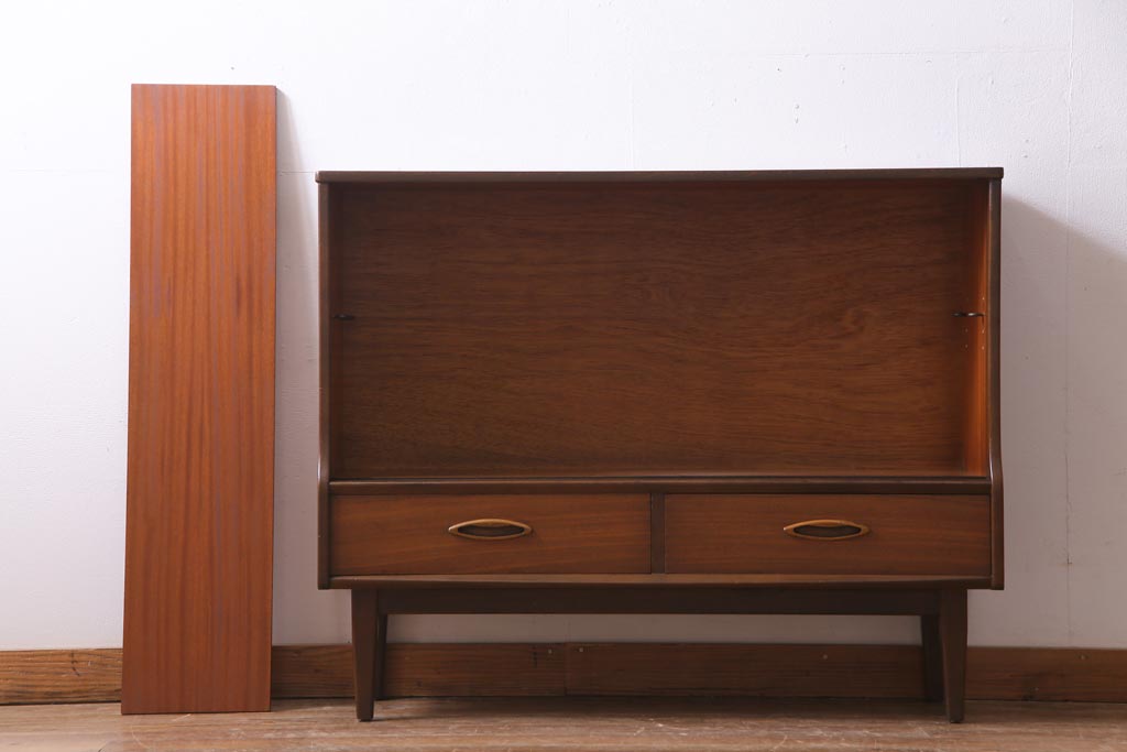 ヴィンテージ家具　北欧ビンテージ　チーク材　シンプルモダンなデザインがおしゃれなサイドボード(飾り棚)