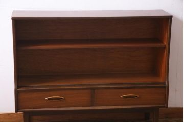 ヴィンテージ家具　北欧ビンテージ　チーク材　シンプルモダンなデザインがおしゃれなサイドボード(飾り棚)