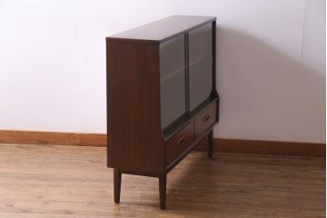 ヴィンテージ家具　北欧ビンテージ　チーク材　シンプルモダンなデザインがおしゃれなサイドボード(飾り棚)