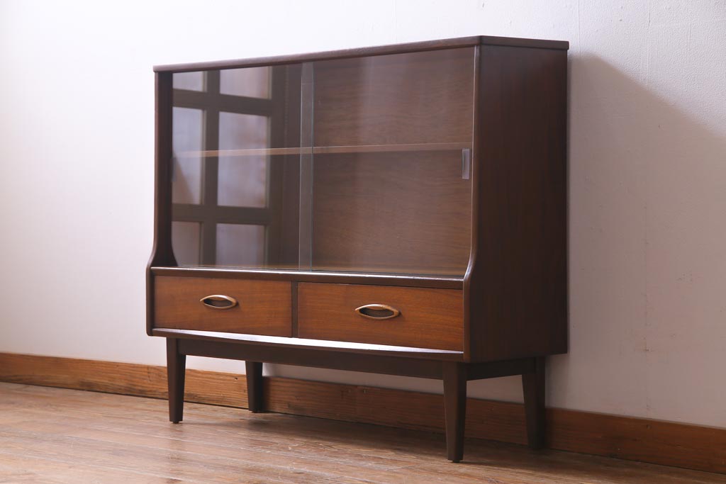 ヴィンテージ家具　北欧ビンテージ　チーク材　シンプルモダンなデザインがおしゃれなサイドボード(飾り棚)