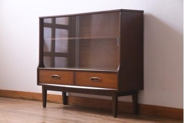 ヴィンテージ家具　北欧ビンテージ　チーク材　シンプルモダンなデザインがおしゃれなサイドボード(飾り棚)