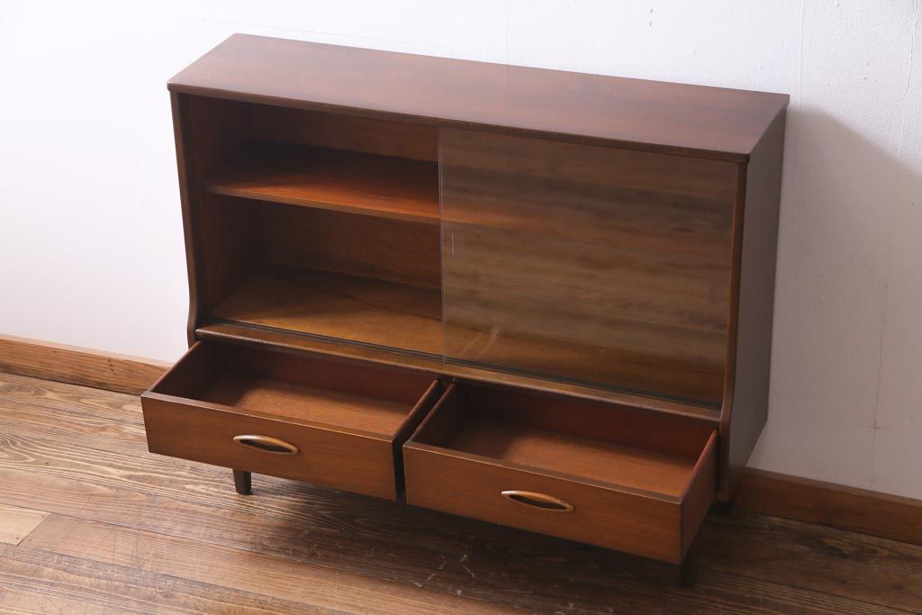 ヴィンテージ家具　北欧ビンテージ　チーク材　シンプルモダンなデザインがおしゃれなサイドボード(飾り棚)